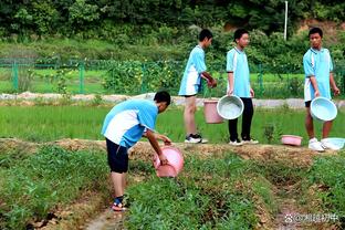 李铁案今日8点半开庭，7点15分四辆警车驶入法院